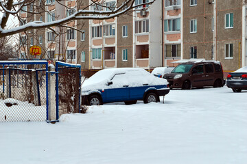 Fototapeta premium Winter. The fallen snow covered the cars and the asphalt around the cars.