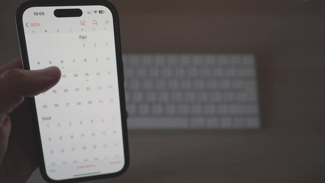 Haciendo scroll en calendario en tel&eacute;fono smartphone