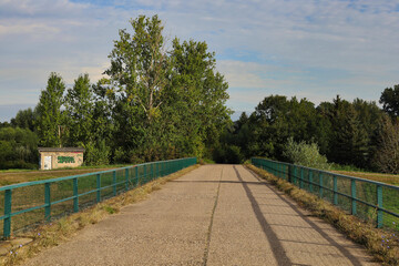 Impressionen am Radweg zwischen Schkeuditz und Raßnitz,  Brücke über den Fluss Weiße Elster, Saalekreis, Sachsen Anhalt, Deutschland