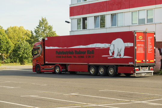 Deutschland , L&uuml;bbenau , 22.08.2024 , Ein roter LKW vom Fuhrbetrieb Rainer Keil 