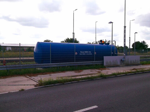 Templin, Brandenburgischen Landkreis Uckermark  / Deutschland - 19. August 2024: 50 000 Diesel Tank f&uuml;r Lokomotiven mit Aufschrift - R40 WGK 2 - drucklos