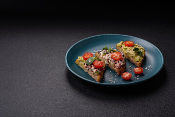 Crispy sandwich or bruschetta with guacamole, tuna and flax seeds