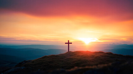 Kreuz auf H&uuml;gel vor Sonnenuntergang - Symbol f&uuml;r Glaube, Spiritualit&auml;t, Hoffnung und Ruhe in einer friedlichen Landschaft