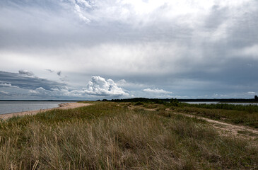 In Estonia la spiaggia con il temporale in arrivo, durante il mese di agosto.