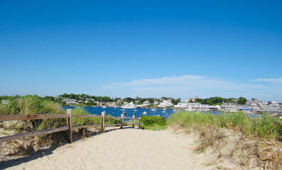 Obraz premium boats docked at sandy beach