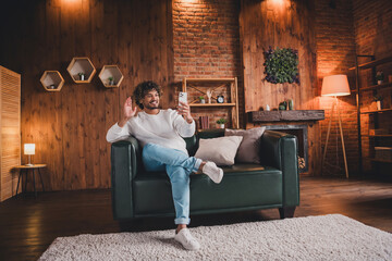 Obraz premium Photo of cheerful positive guy dressed white pullover video call modern gadget indoors house apartment room