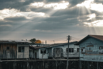 Obraz premium Fishing village houses over the water garbage poor areas in Sabah province in Malaysia