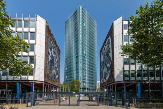 Paris, France - 22 ao&ucirc;t 2024: Entr&eacute;e du campus Pierre-et-Marie-Curie, &eacute;galement appel&eacute; campus Jussieu, site principal de la facult&eacute; des sciences et ing&eacute;nierie de Sorbonne Universit&eacute;, Paris