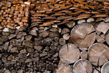 Holzarten und Holzstapel in rund und eckig
