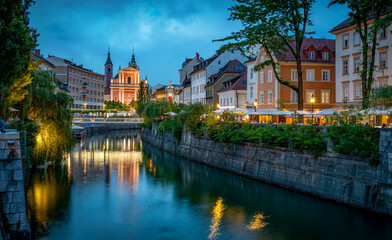 Obraz premium Tromostovje bridge and Ljubljanica river in the Ljubljana city center. Ljubljana, capital of Slovenia.