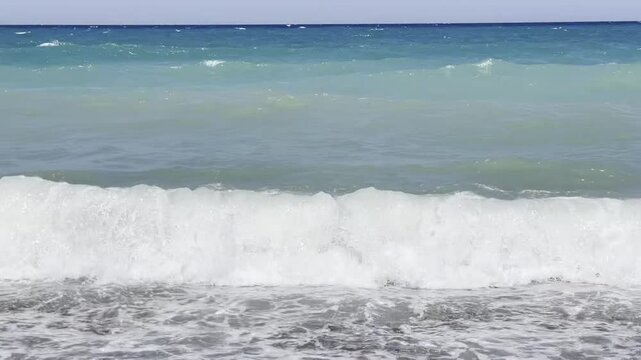 auf der Insel Kreta in Griechenland im Jahr 2023 brechen mit dem L&auml;rm der sandigen K&uuml;ste und sch&auml;umenden Wellen die Wellen auf