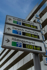 Dynamisches Parkleitsystem in einer deutschen Stadt; Hamburg. Zeigt Bezirke, Richtung und Anzahl der verf&uuml;gbaren Parkpl&auml;tze an.