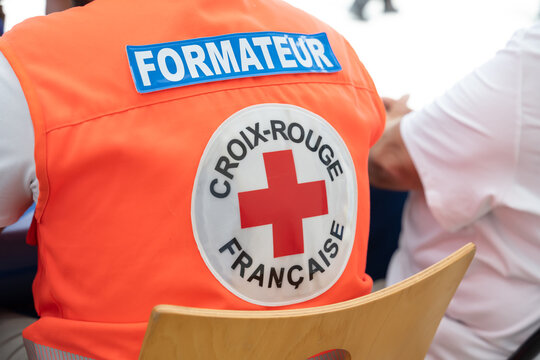dos de tenue de formateur &agrave; la croix rouge fran&ccedil;aise, logo