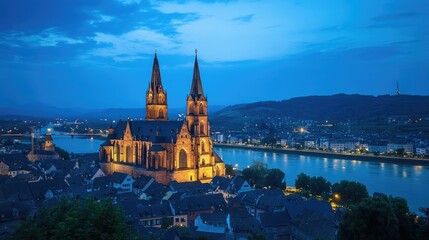 Obraz premium An evening view of the Mainz Cathedral, where the historic structure is illuminated against a deepening blue sky, and the city begins to light up for the night.