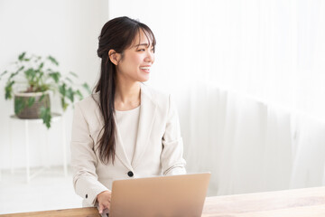 笑顔の女性　ビジネス　パソコン