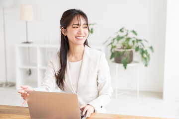 笑顔の女性　ビジネス　パソコン