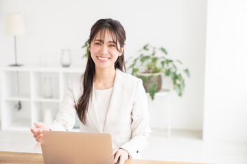 笑顔の女性　ビジネス　パソコン