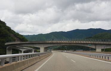 夏の北陸道高速道路の風景