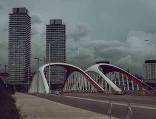 Obraz premium road with a bridge and futuristic buildings and gloomy sky before the rain
