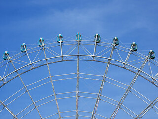 遊園地の観覧車と青空の風景