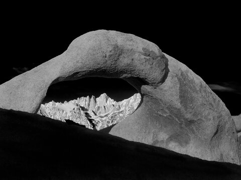 California, Lone Pine, Alabama Hills, Mobius Arch with Mount Whitney