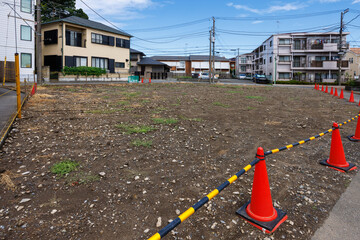 住宅街の空き家を取り壊し更地にした土地 © captainT