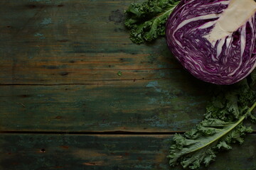 Repollo morado y Kale , verduras ,vegetales, alimento, natural, saludable, nutritivo, colores, morado ,blanco ,verde, textura, ondulada,hojas verdes, hojas enteras, repollo cortado al medio ,morado ,