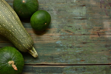 Zucchini y zapallitos verdes ,verduras, vegetales, alimento, natural, saludable, nutritivo, colores verdes y amarillo, formas redondeadas o curvas, en madera verde con textura,  