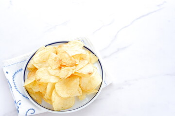 お皿に盛ったポテトチップス