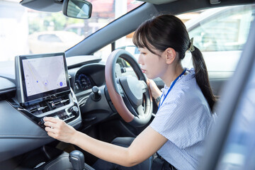 車のエアコン操作をする女性
A woman operating the car's air conditioner