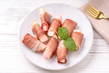 桃の生ハム巻き