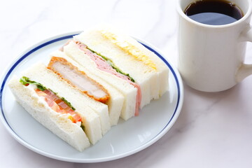 トンカツやタマゴ、ハム、生野菜のミックスサンドイッチと、淹れたてのコーヒーで、ランチタイム
