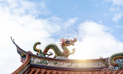 Fototapeta premium Dragon on the roof of ancient Chinese architecture