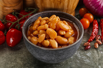 Canned beans in tomato sauce