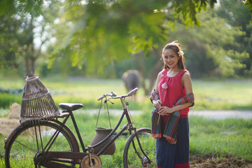 Obraz premium Beautiful Lanna Asian woman wearing traditional Thai clothing in Chiang Mai, Thailand.