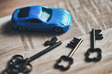 青い車と複数の鍵