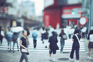 横断歩道を渡る人々のぼかし風景