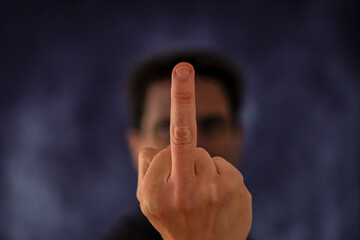 Ausgestreckter Mittelfinger