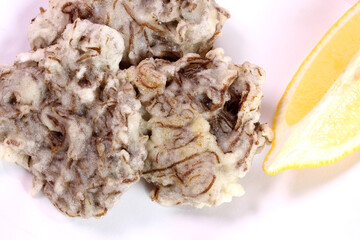 もずくの天ぷらとレモン