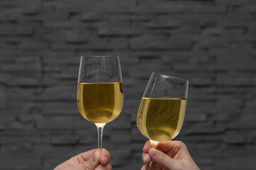 Uroczysty toast białym winem wytranym w sylwestrową noc  © Paweł Kacperek