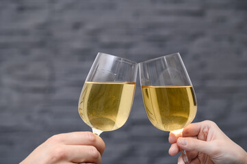 Świętowanie sukcesów kieliszkiem białego wina z ukochaną  © Paweł Kacperek