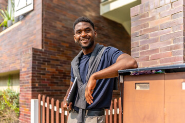 Fototapeta premium African young businessman leaning in a residential house entrance