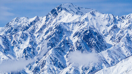 真冬の北アルプスと快晴の空　長野県白馬村 © RATM