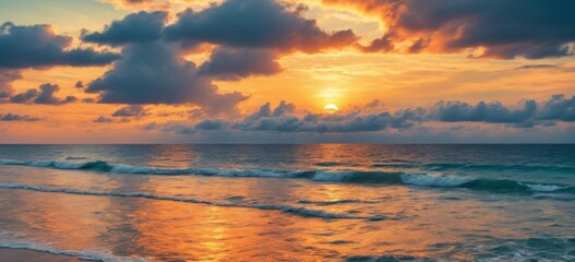 Obraz premium Serene sunset over ocean with vibrant sky colors, gently crashin