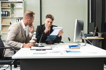 Male mature caucasian ceo with diverse coworkers team, executive managers group at meeting. professional businesspeople working together.