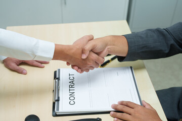 Obraz premium Thai lawyer in a suit works on a laptop at his office desk, with a gavel beside him. intersection of technology and law, representing professionalism, legal expertise, and corporate business.
