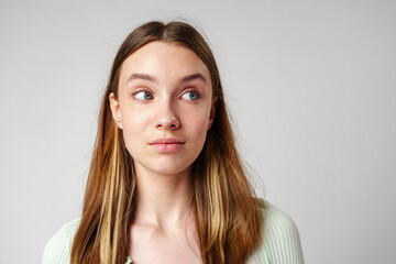 Naklejka premium Young Woman With Long Brown Hair and Blue Eyes