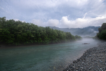 朝もやの梓川　上高地