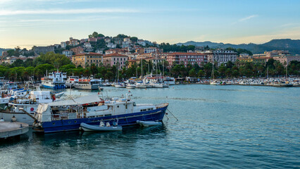Fototapeta premium Coucher de soleil dans le port de La Spezia en Italie