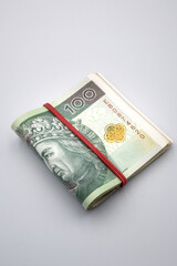Pieniądze, Polskie złotówki, banknoty spięte gumką.